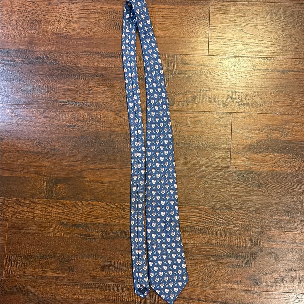 Vineyard Vines Penn Medicine Tie.